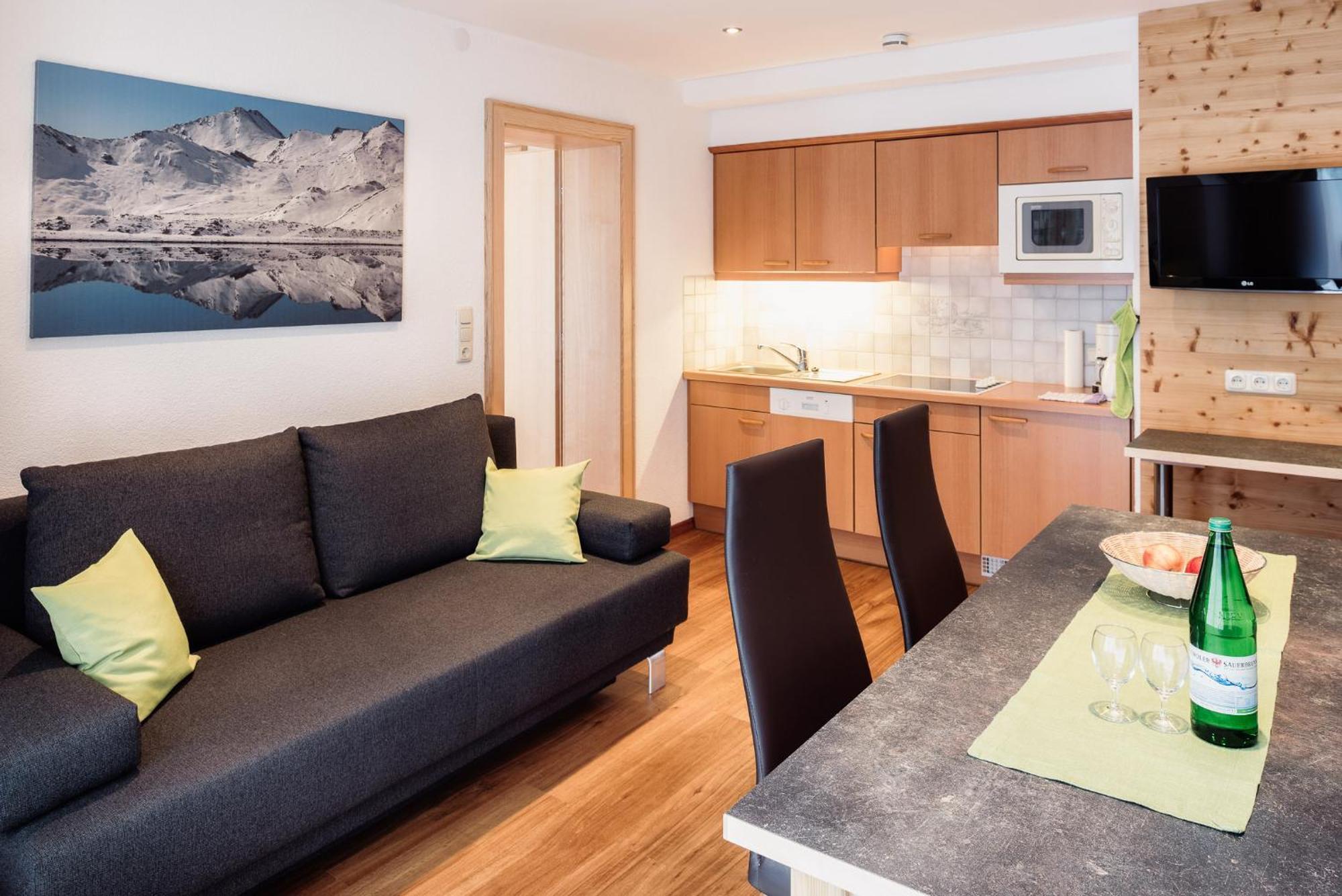Haus Raetia Apartment แซร์เฟาส์ ภายนอก รูปภาพ